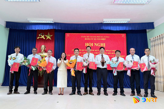 Xã Tân Hiệp công bố các quyết định về sắp xếp, kiện toàn tổ chức đảng trực thuộc