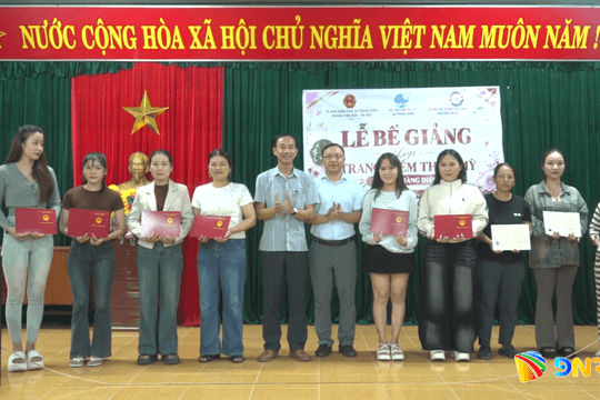 Cấp chứng chỉ nghề trang điểm thẩm mỹ cho 40 học viên xã Thăng Điền
