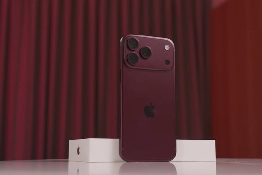 Mở hộp iPhone 18 Pro Max đỏ Burgundy tại Việt Nam: Đánh giá cải tiến và điểm trừ