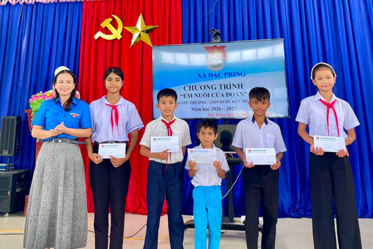Nâng bước trẻ em vùng cao đến trường