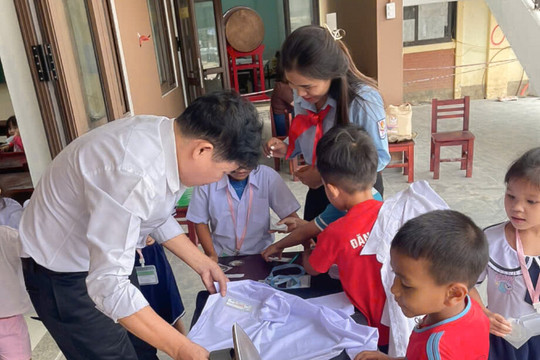Ghi ở trường nội trú vùng biên