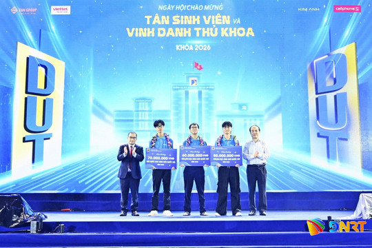 Trường Đại học Bách khoa Đà Nẵng trao học bổng hơn 800 triệu đồng cho tân sinh viên