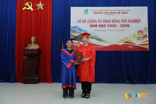 Trao bằng tốt nghiệp hệ trung cấp cho 39 học sinh đồng bào Cơ Tu