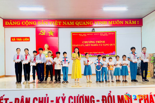 Xã Chiên Đàn tặng quà người dân xã kết nghĩa Trà Liên