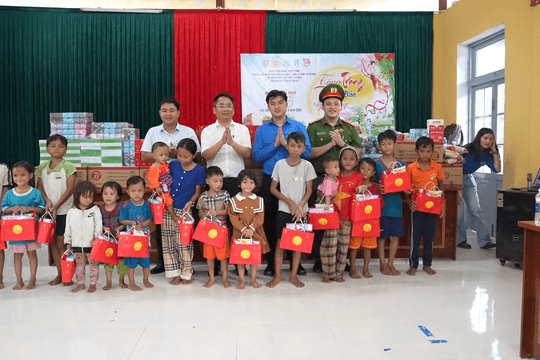 Tuổi trẻ thành phố Đà Nẵng "cõng trăng về bản"