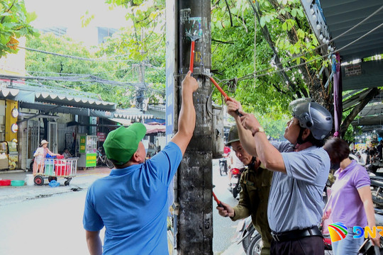 Phường Hòa Khánh ra quân xóa quảng cáo, rao vặt sai quy định