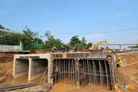 Tăng tốc thi công tuyến kết nối cao tốc La Sơn - Túy Loan