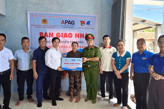 Bàn giao nhà sửa chữa mới cho gia đình thương binh tại phường Điện Bàn Đông