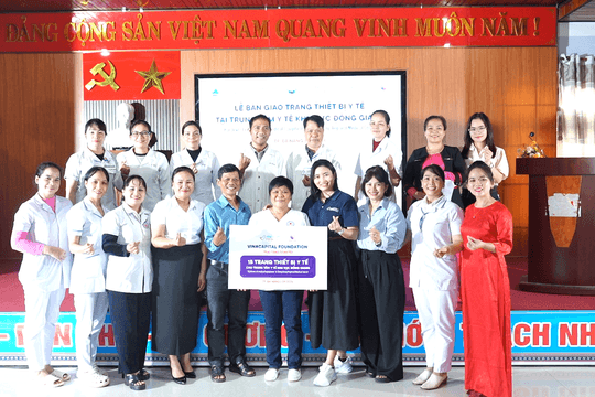 Trao tặng 15 thiết bị y tế thiết yếu cho Trung tâm Y tế khu vực Đông Giang