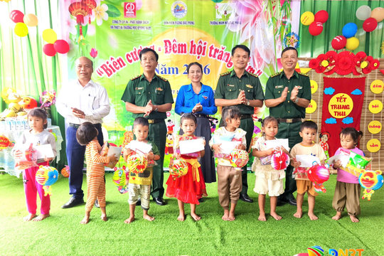 Trao hơn 200 suất quà cho trẻ em xã biên giới Đắc Pring