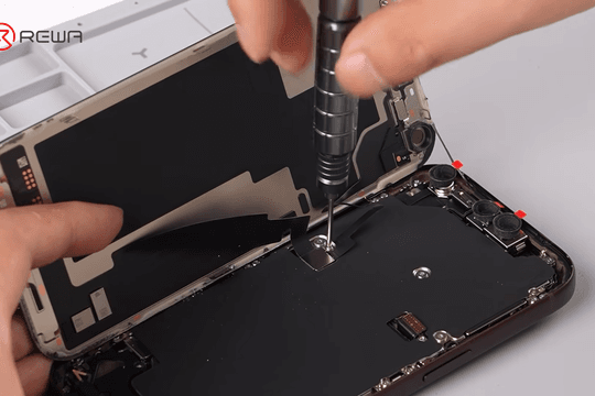 Mổ xẻ linh kiện iPhone 18 Pro: Buồng hơi tản nhiệt mở rộng và Dynamic Island được thu nhỏ