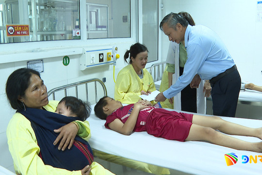 Lãnh đạo HĐND thành phố tặng quà Trung thu cho thiếu nhi tại phường Bàn Thạch