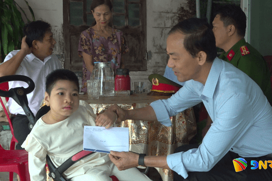 Xã Thăng Điền tặng quà Trung thu cho 20 trẻ em khuyết tật