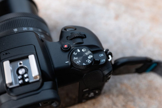 Canon R100: máy ảnh giá tốt, phù hợp cho người mới dùng
