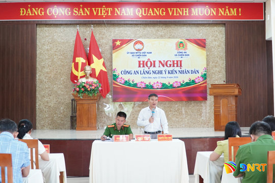 Công an xã Chiên Đàn lắng nghe góp ý của nhân dân