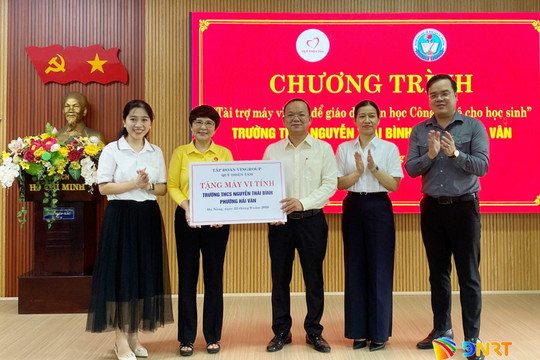Trao tặng 70 máy vi tính cho học sinh phường Liên Chiểu và phường Hải Vân