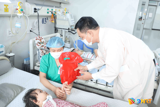 Bí thư Thành ủy Lê Ngọc Quang thăm, tặng quà trẻ em dịp Tết Trung thu