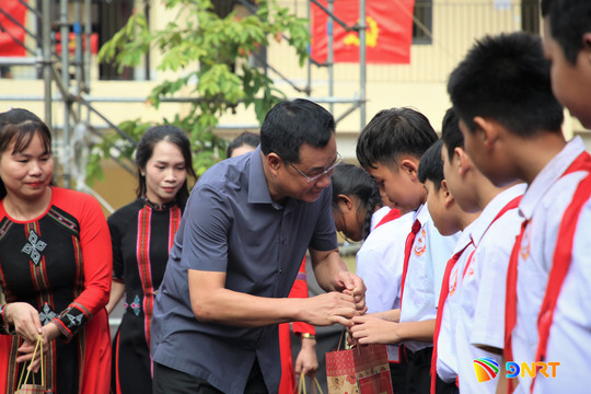 Bí thư Thành ủy Lê Ngọc Quang thăm, tặng quà Trung thu cho học sinh các trường biên giới