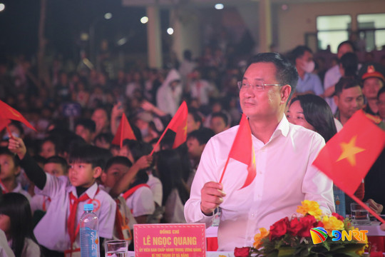 “Vầng trăng chiến sĩ” mang Trung thu đến trẻ em vùng cao Đà Nẵng