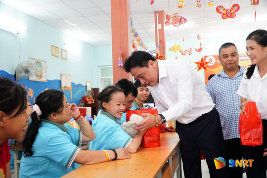 Phó Bí thư Thường trực Thành ủy Đà Nẵng Nguyễn Khắc Toàn thăm, tặng quà Trung thu cho trẻ em bất hạnh