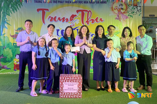 Lãnh đạo Ủy ban MTTQ Việt Nam thành phố tặng quà Tết Trung thu cho trẻ em kém may mắn