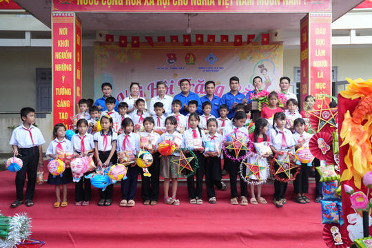 Trung thu thắm tình xuôi ngược