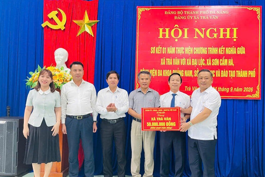 Xã Đại Lộc trao 50 triệu đồng hỗ trợ sinh kế cho người dân xã Trà Vân