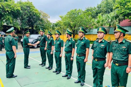 Kiểm tra xây dựng chính quy tại các trạm biên phòng