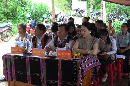 La Êê bàn giao nhà ở cho hộ nghèo từ nguồn hỗ trợ của Công ty Thủy điện Sông Bung