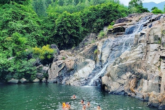 Long lanh sắc màu hồn đá