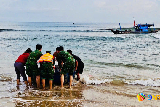 Đồn Biên phòng Tam Thanh kịp thời hỗ trợ 2 ngư dân gặp nạn trên biển