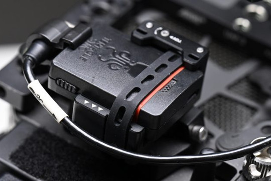 Đánh giá ngàm Bright Tangerine Universal Timecode Mount: Khóa thiết bị quay phim chuẩn xác