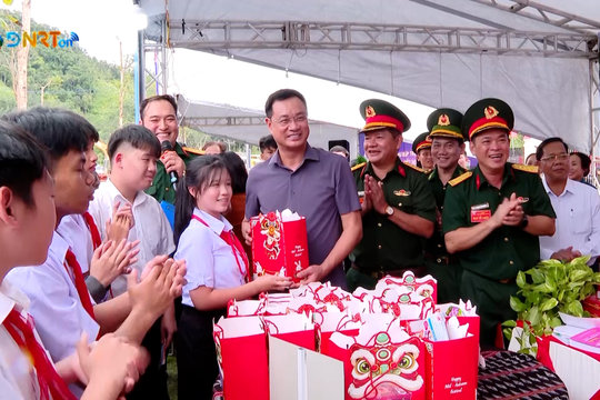 [VIDEO] - “Vầng trăng chiến sĩ” - Thắp sáng ước mơ con trẻ nơi đại ngàn