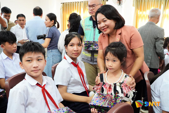 Tặng hơn 100 suất học bổng “Xây nền ước mơ” cho con công nhân tại Đà Nẵng