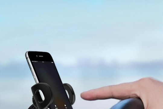 Nguy cơ tiềm ẩn từ giá đỡ điện thoại trên ô tô khiến pin và camera iPhone xuống cấp