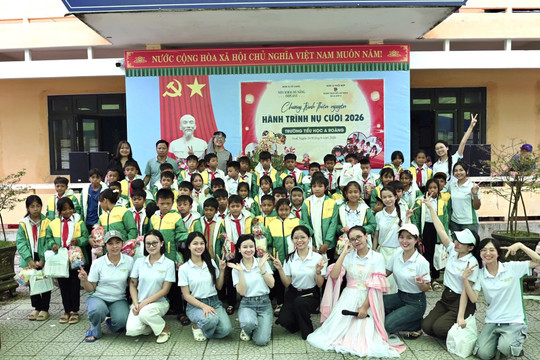 Từ Đà Nẵng, mang Trung thu đến học sinh Trường Tiểu học A Roàng, A Lưới 4, thành phố Huế
