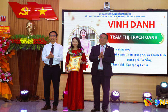 Xã Thạnh Bình trao giải thưởng Huỳnh Thúc Kháng cho 42 học sinh, sinh viên xuất sắc