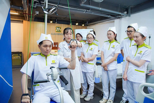 Hướng tới hệ sinh thái chăm sóc người cao tuổi