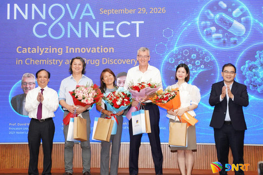 Nobel laureate David MacMillan inspires Da Nang students