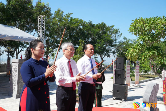 Đoàn lãnh đạo thành phố Đà Nẵng dâng hương mộ cụ Huỳnh Thúc Kháng