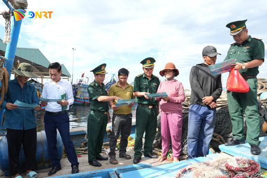 Đồn Biên phòng Sơn Trà hướng dẫn ngư dân sử dụng eCDT