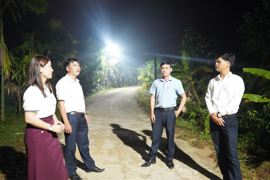 Đưa ánh sáng điện mặt trời về vùng cao