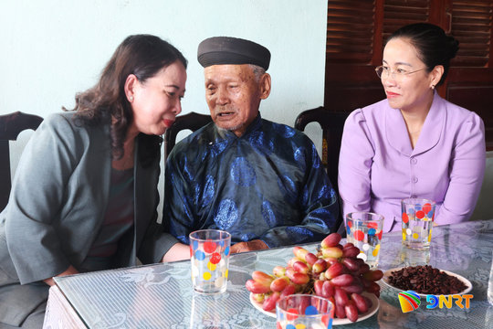 Phó Chủ tịch nước Võ Thị Ánh Xuân thăm, tặng quà người cao tuổi Đà Nẵng
