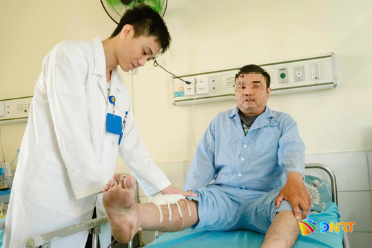Cấp cứu nam thanh niên bị chân chống xe máy đâm xuyên chân