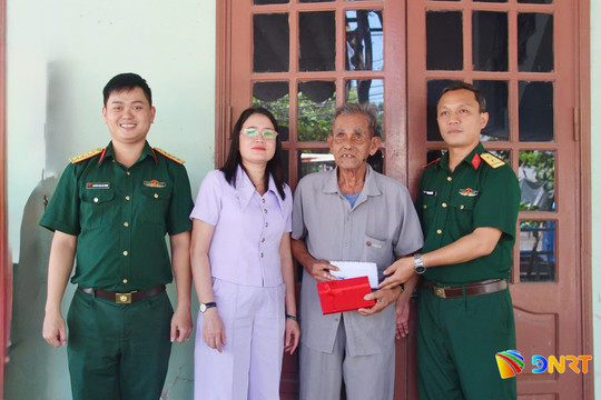 Trao hỗ trợ nhân chứng cung cấp thông tin giúp quy tập 3 hài cốt liệt sĩ