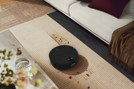 Roborock ra mắt robot hút bụi Saros 20 Flow và bộ đôi máy lau sàn F25 dùng hơi nước nóng