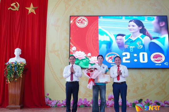 Trà Tân khen thưởng đột xuất nữ sinh viên Ca Dong vô địch bóng chuyền toàn quốc