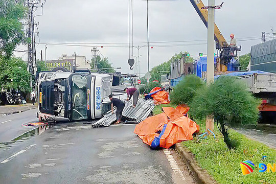 Đà Nẵng: Xe tải chở thép lật chắn ngang đường sau va chạm