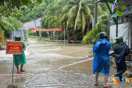 Mưa lớn tạo 7 điểm nước chảy xiết, gây nguy hiểm cho lưu thông tại Cù Lao Chàm