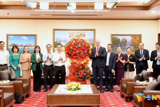 Chủ tịch UBND thành phố Nguyễn Mạnh Hùng thăm, chúc mừng doanh nghiệp nhân Ngày Doanh nhân Việt Nam (13/10)
